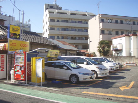 建物向かい側にパーキング